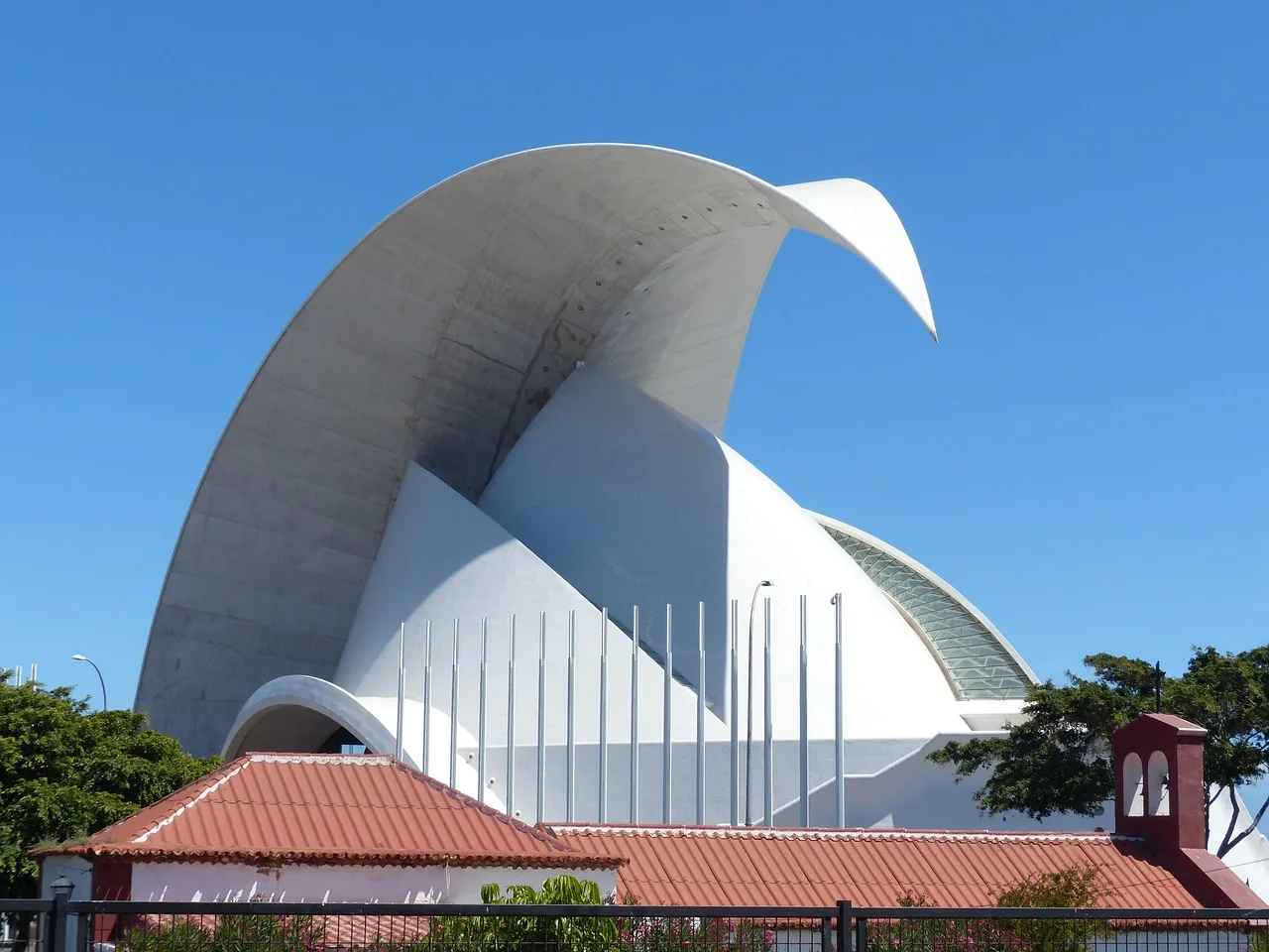 Auditorium à l’architecture blanche sous un ciel bleu