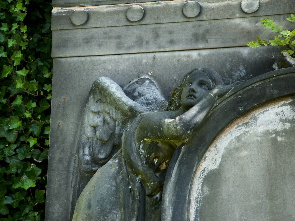 Ange sculpté sur un monument funéraire Ange sculpté sur un monument funéraire