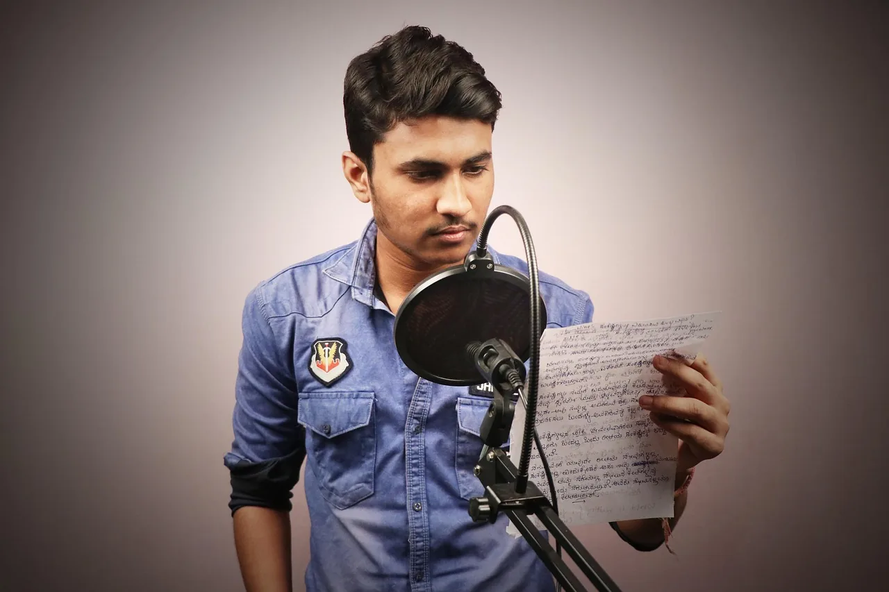 Chanteur lisant un texte devant un microphone