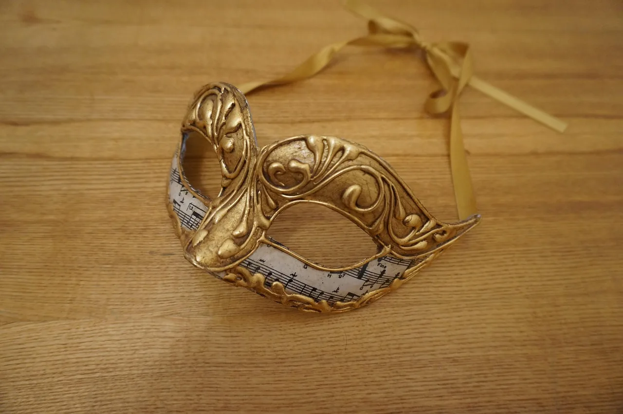 Masque doré orné de notes de musique