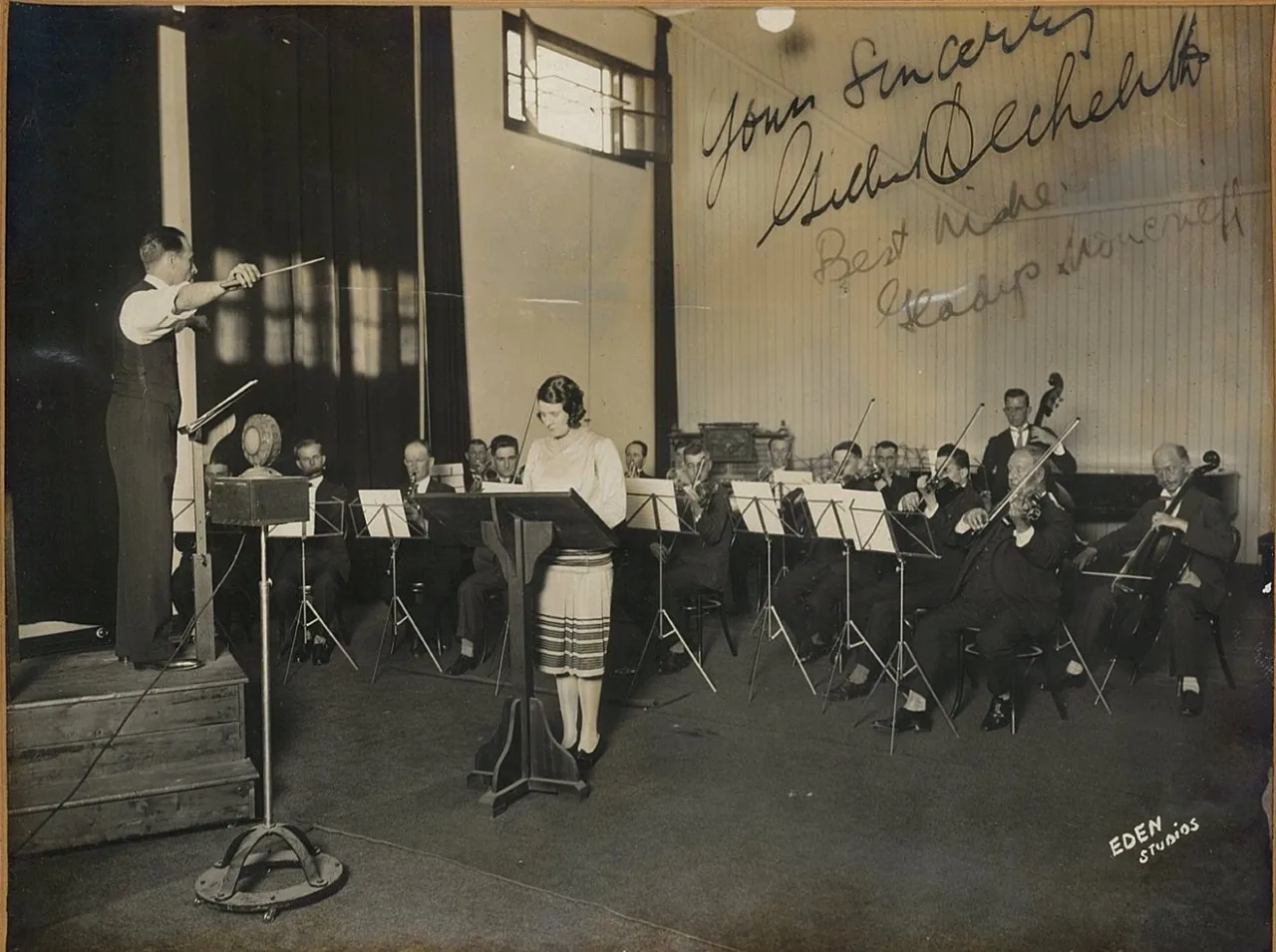 Singer accompanied by an orchestra and its conductor Singer accompanied by an orchestra and its conductor
