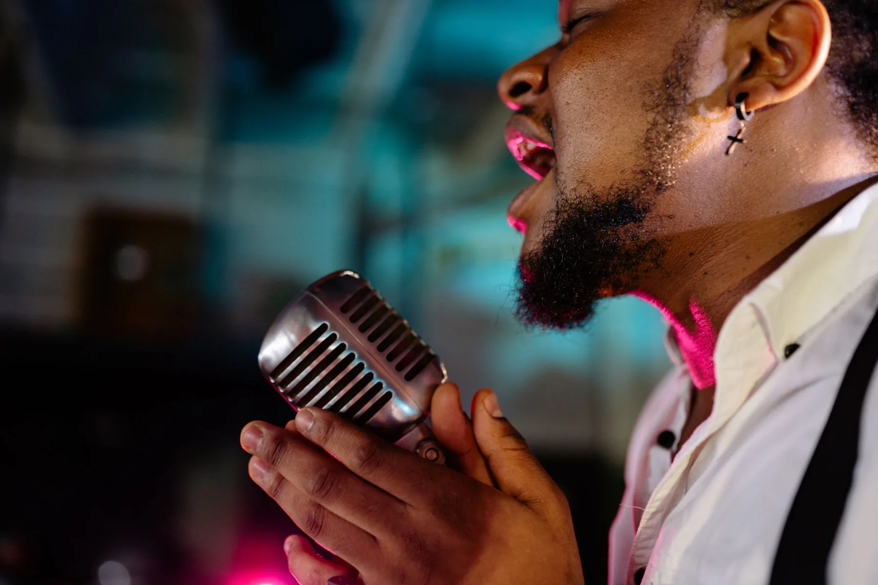 Singer in profile before a retro microphone Singer in profile before a retro microphone