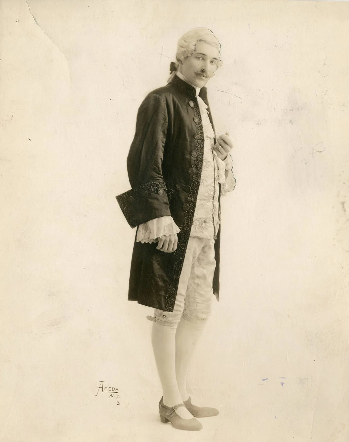Portrait ancien d’un artiste en costume de scène Portrait ancien d’un artiste en costume de scène