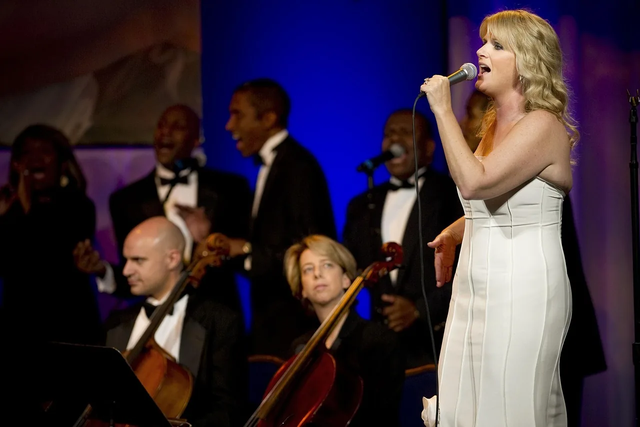 Singer accompanied by backing vocalists and cellists Singer accompanied by backing vocalists and cellists