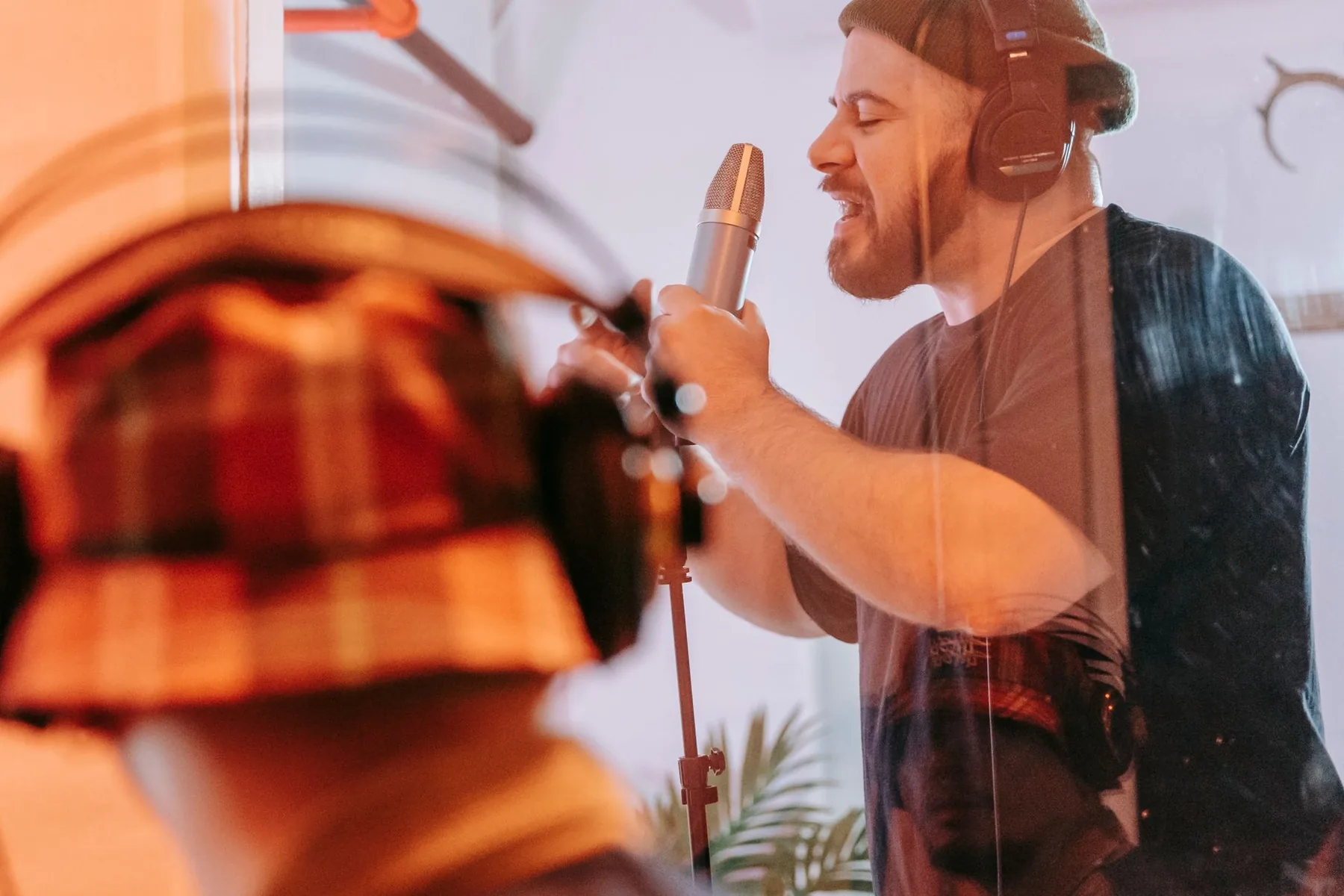 Chanteur au casque devant un microphone Chanteur au casque devant un microphone