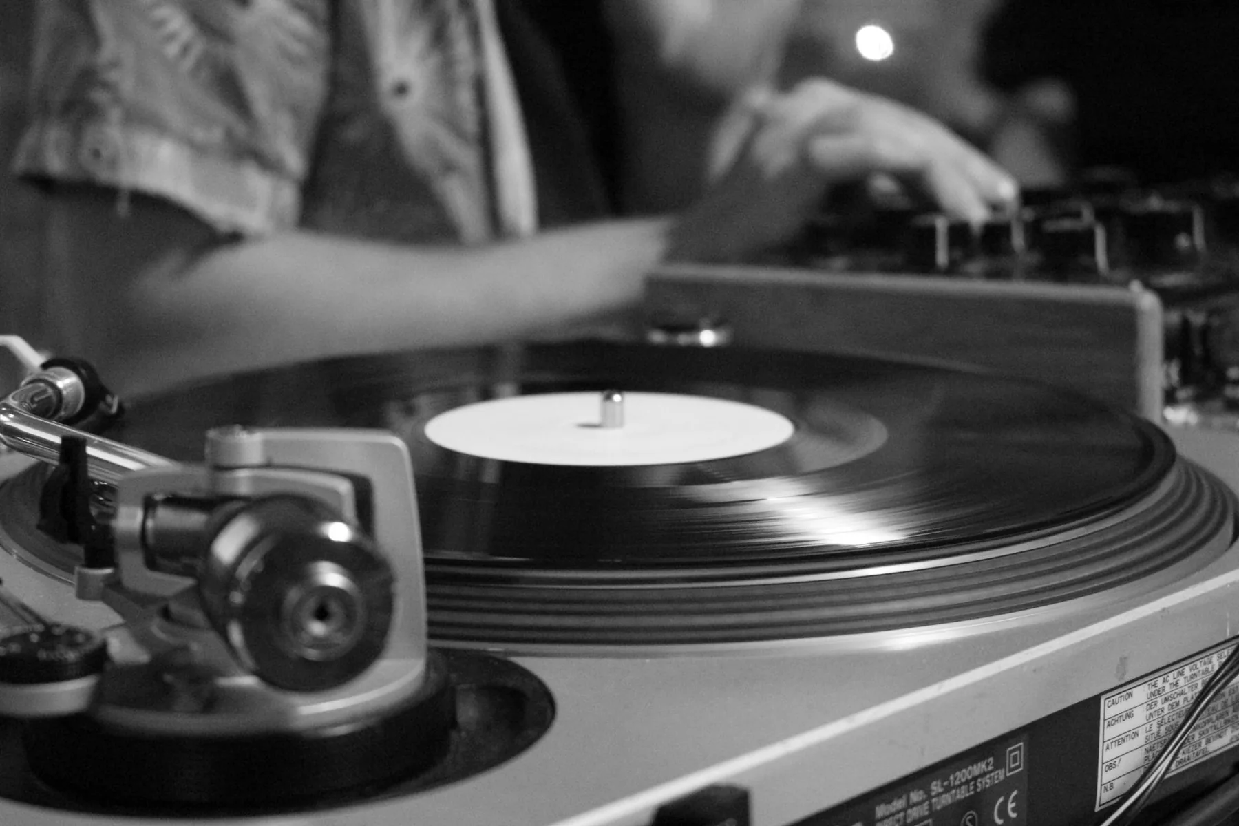 Disque vinyle sur une platine de mixage Disque vinyle sur une platine de mixage
