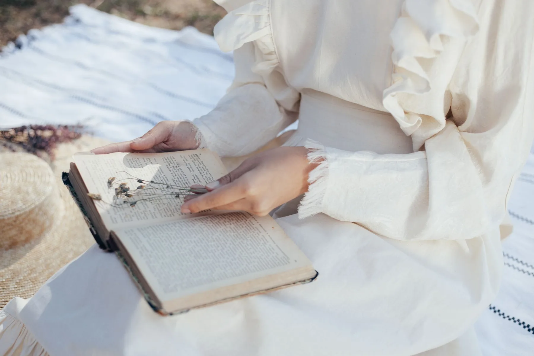 Lecture en plein air avec fleurs séchées