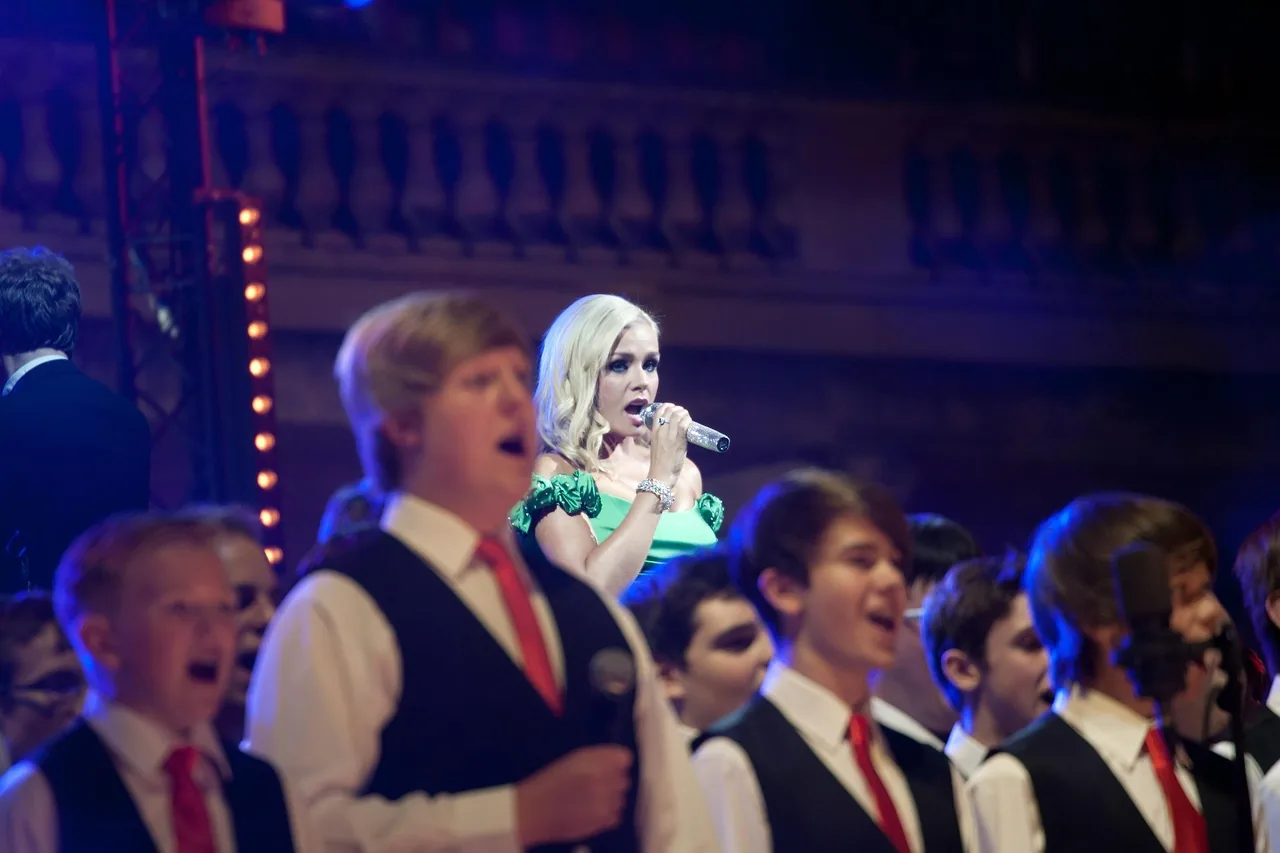 Chanteuse en robe verte accompagnée de choristes Chanteuse en robe verte accompagnée de choristes
