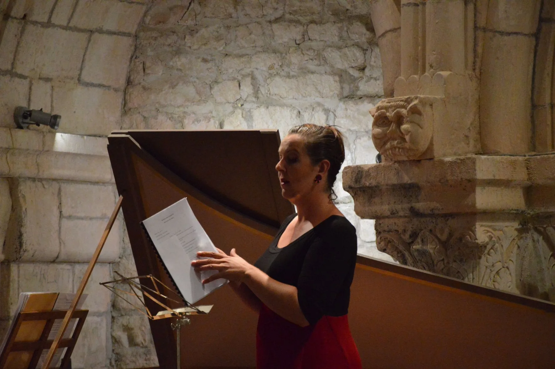 Chanteuse avec partition devant un instrument à clavier Chanteuse avec partition devant un instrument à clavier
