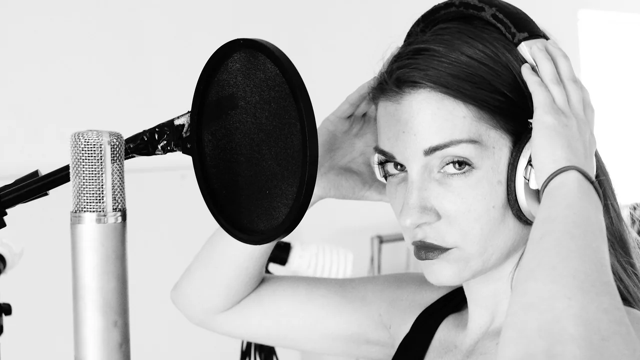 Femme au casque devant un microphone de studio Femme au casque devant un microphone de studio