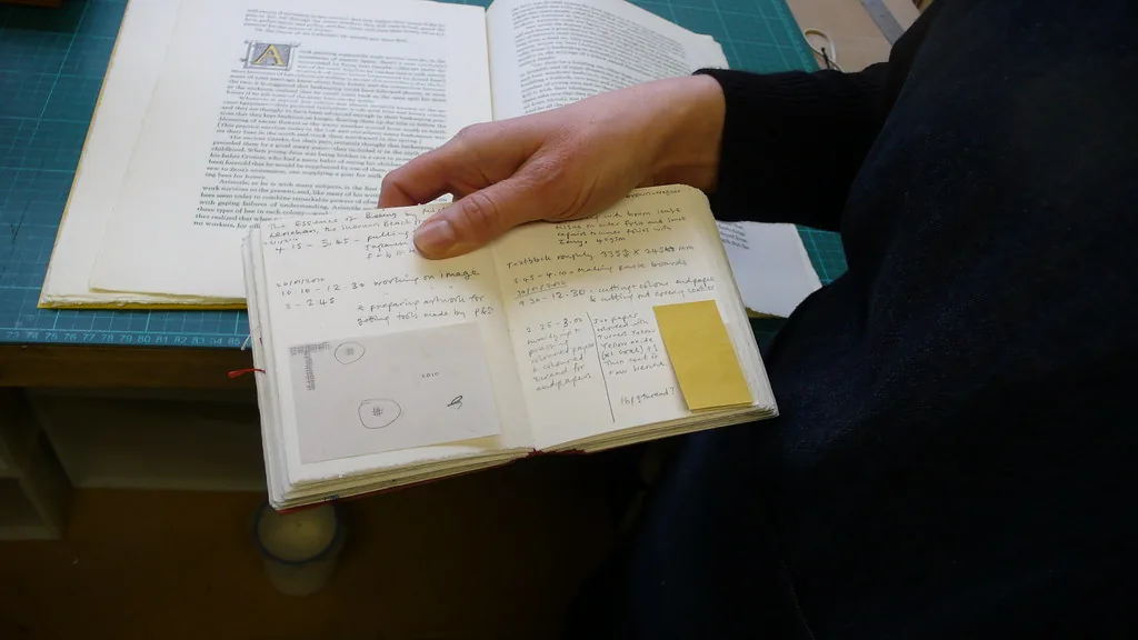 Carnet de notes devant un livre ouvert Carnet de notes devant un livre ouvert