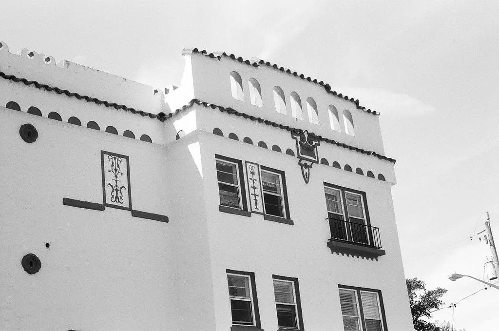 Façade blanche ornée avec balcon en noir et blanc Façade blanche ornée avec balcon en noir et blanc