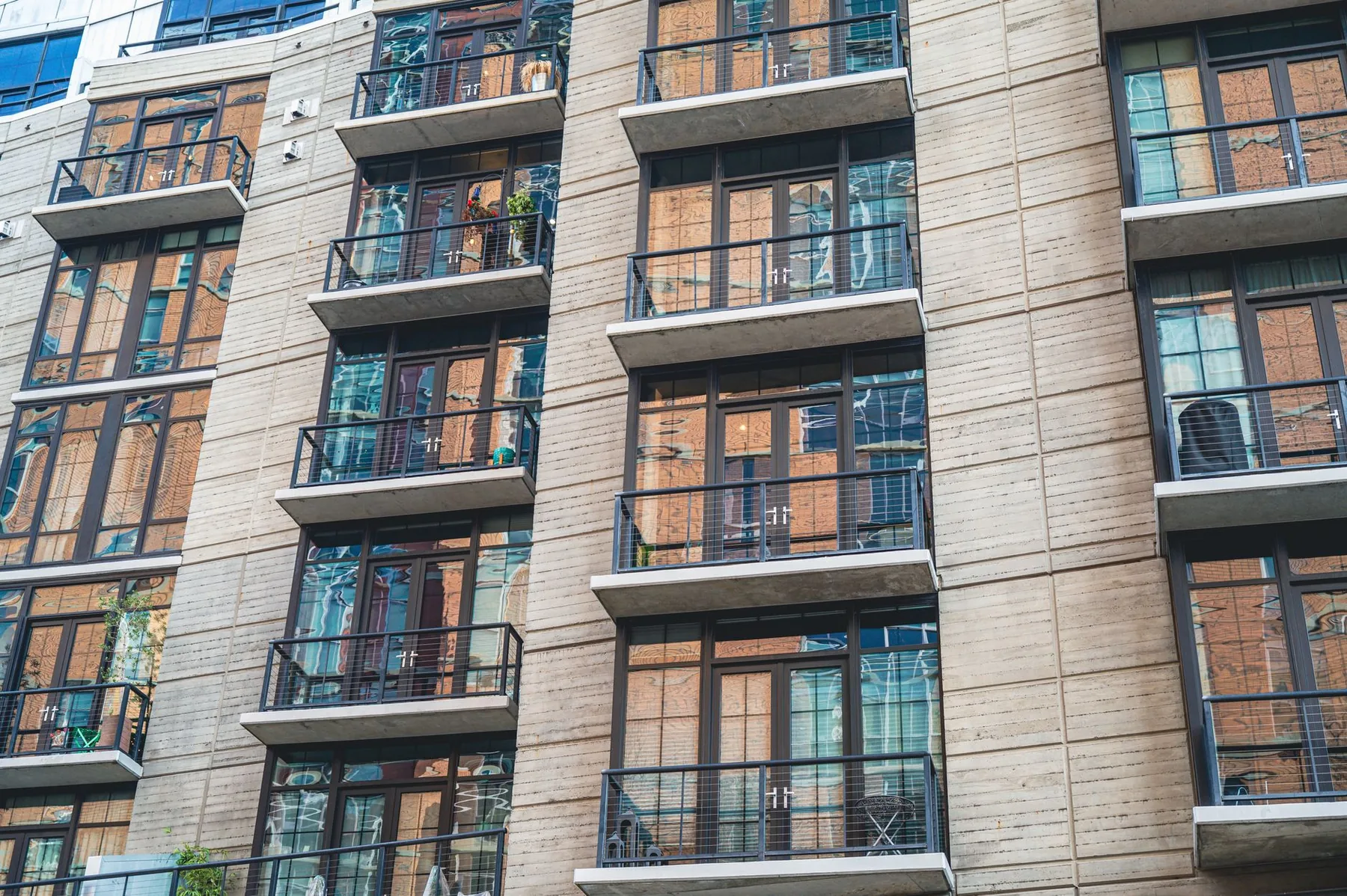 Façade résidentielle avec balcons et grandes baies vitrées Façade résidentielle avec balcons et grandes baies vitrées