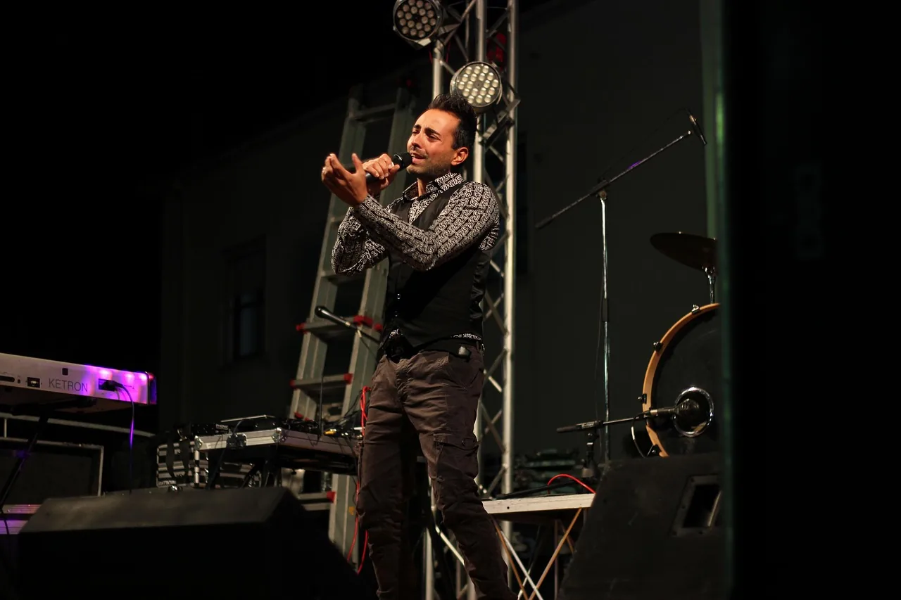Singer on stage accompanied by musicians Singer on stage accompanied by musicians